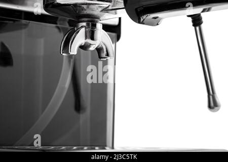 Porte-filtre pour espresso double un porte-filtre est installé dans le groupe de tête d'une machine à café professionnelle en acier, sur fond de vapeur Banque D'Images