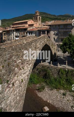 Le pont Vell ou l'ancien pont restauré de 1300s s'étend maintenant sur la rivière Llobregat à la Pobla de Lillet en Catalogne, Espagne, avec une seule et gracieuse arche dos d'âne, mais il peut avoir déjà eu deux arches et les fondations ashlar des piliers suggèrent qu'il peut avoir des origines romaines. Banque D'Images