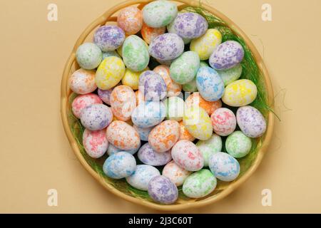 Panier de Pâques avec œufs sur fond jaune gros plan. Vue du dessus Banque D'Images