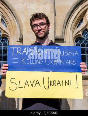 Un manifestant devant l'abbaye de Bath tient un écriteau anti-guerre alors qu'il participe à une manifestation contre l'invasion de l'Ukraine par la Russie Banque D'Images