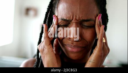 Une femme noire frustrée ressent du stress. Personne ethnique africaine gros plan[ face à des maux de tête Banque D'Images