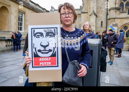 Les manifestants à l'extérieur de l'abbaye de Bath tiennent des pancartes anti-guerre pendant qu'ils prennent part à une manifestation contre l'invasion de l'Ukraine par la Russie Banque D'Images