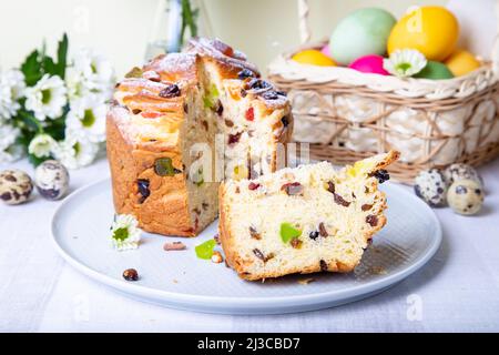 Craffin (Cruffin) avec raisins secs et fruits confits. Pain de Pâques Kulich et œufs peints. Vacances De Pâques. Gros plan. Banque D'Images