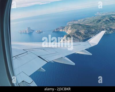 Vue sur es Vedra depuis la fenêtre de l'avion Banque D'Images