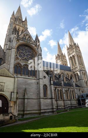 Truro, Royaume-Uni, 7th avril 2022, magnifique soleil sur la cathédrale de Truro, Cornouailles. Les prévisions sont pour 11C et le soleil avec des vents modérés pour le reste de la journée.Credit: Keith Larby/Alay Live News Banque D'Images