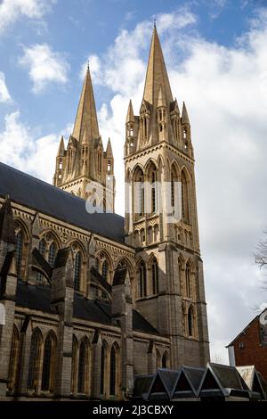 Truro, Royaume-Uni, 7th avril 2022, magnifique soleil sur la cathédrale de Truro, Cornouailles. Les prévisions sont pour 11C et le soleil avec des vents modérés pour le reste de la journée.Credit: Keith Larby/Alay Live News Banque D'Images