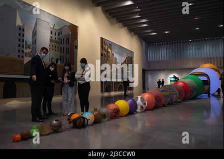 Malaga, Espagne. 07th avril 2022. Les gens à côté d'une installation d'art lors de l'ouverture de l'exposition: "Un temps de son propre. Faites une pause à l'abri des chaînes de la vie quotidienne à Malaga. Le Centre Pompidou de Malaga présente sa nouvelle exposition semi-permanente présentant différents tableaux, sculptures, installations et autres œuvres. La collection fait partie du musée national d'art moderne du musée Pompidou-Paris. L'exposition se déroulera du 07 avril au 15 octobre 2023. Crédit : SOPA Images Limited/Alamy Live News Banque D'Images