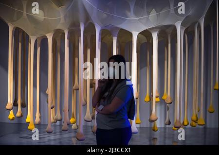 Malaga, Espagne. 07th avril 2022. Une femme est vue en face d'une installation lors de l'ouverture de l'exposition: "Un temps de son propre. Faites une pause à l'abri des chaînes de la vie quotidienne à Malaga. Le Centre Pompidou de Malaga présente sa nouvelle exposition semi-permanente présentant différents tableaux, sculptures, installations et autres œuvres. La collection fait partie du musée national d'art moderne du musée Pompidou-Paris. L'exposition se déroulera du 07 avril au 15 octobre 2023. Crédit : SOPA Images Limited/Alamy Live News Banque D'Images