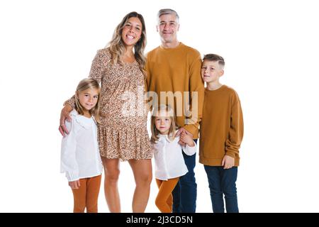 mari et enfants heureux avec femme enceinte sur fond blanc Banque D'Images