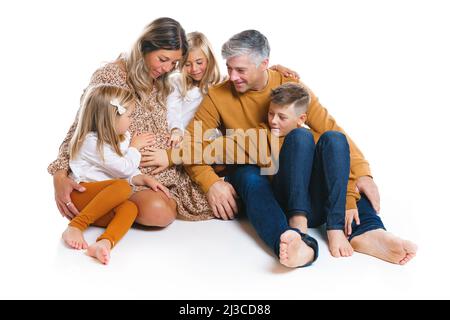 mari et enfants heureux avec femme enceinte sur fond blanc Banque D'Images