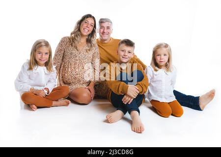 mari et enfants heureux avec femme enceinte sur fond blanc Banque D'Images