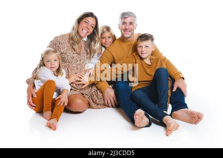 mari et enfants heureux avec femme enceinte sur fond blanc Banque D'Images