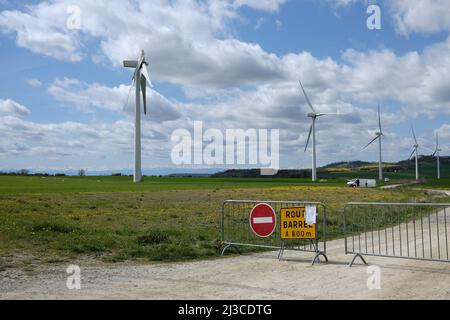 Suite au mauvais temps qui a eu lieu la semaine dernière entre les comtés d'Aude et de haute-Garonne, une pale d'éolienne a été déchirée par le vent le 2 avril. Situé entre les municipalités de Saint-Félix-Lauragais, Roumens et Montégut-Lauragais (France), les pars de onze éoliennes exploitées par la société Voltalia sont en service depuis 2008; c'est la première fois que l'exploitant doit faire face à un tel accident. 7 avril 2022. Photo de Patrick Batard/ABACAPRESS.COM Banque D'Images