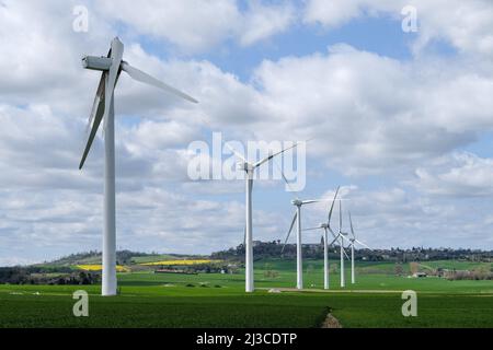 Suite au mauvais temps qui a eu lieu la semaine dernière entre les comtés d'Aude et de haute-Garonne, une pale d'éolienne a été déchirée par le vent le 2 avril. Situé entre les municipalités de Saint-Félix-Lauragais, Roumens et Montégut-Lauragais (France), les pars de onze éoliennes exploitées par la société Voltalia sont en service depuis 2008; c'est la première fois que l'exploitant doit faire face à un tel accident. 7 avril 2022. Photo de Patrick Batard/ABACAPRESS.COM Banque D'Images