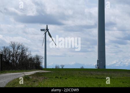 Suite au mauvais temps qui a eu lieu la semaine dernière entre les comtés d'Aude et de haute-Garonne, une pale d'éolienne a été déchirée par le vent le 2 avril. Situé entre les municipalités de Saint-Félix-Lauragais, Roumens et Montégut-Lauragais (France), les pars de onze éoliennes exploitées par la société Voltalia sont en service depuis 2008; c'est la première fois que l'exploitant doit faire face à un tel accident. 7 avril 2022. Photo de Patrick Batard/ABACAPRESS.COM Banque D'Images