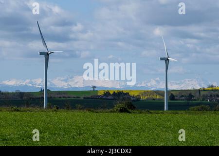 Suite au mauvais temps qui a eu lieu la semaine dernière entre les comtés d'Aude et de haute-Garonne, une pale d'éolienne a été déchirée par le vent le 2 avril. Situé entre les municipalités de Saint-Félix-Lauragais, Roumens et Montégut-Lauragais (France), les pars de onze éoliennes exploitées par la société Voltalia sont en service depuis 2008; c'est la première fois que l'exploitant doit faire face à un tel accident. 7 avril 2022. Photo de Patrick Batard/ABACAPRESS.COM Banque D'Images