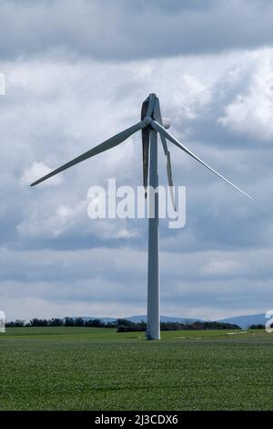 Suite au mauvais temps qui a eu lieu la semaine dernière entre les comtés d'Aude et de haute-Garonne, une pale d'éolienne a été déchirée par le vent le 2 avril. Situé entre les municipalités de Saint-Félix-Lauragais, Roumens et Montégut-Lauragais (France), les pars de onze éoliennes exploitées par la société Voltalia sont en service depuis 2008; c'est la première fois que l'exploitant doit faire face à un tel accident. 7 avril 2022. Photo de Patrick Batard/ABACAPRESS.COM Banque D'Images