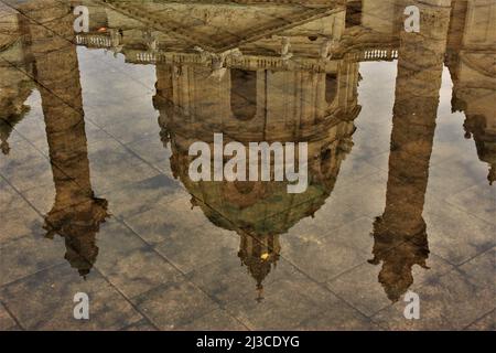 Église baroque Karlskirche reflétée dans l'eau (Vienne, Autriche) Banque D'Images