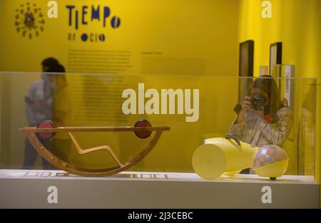 Malaga, Espagne. 07th avril 2022. Une femme est vue prendre des photos pendant l'ouverture de l'exposition: "Un temps de son propre. Faites une pause à l'abri des chaînes de la vie quotidienne à Malaga. Le Centre Pompidou de Malaga présente sa nouvelle exposition semi-permanente présentant différents tableaux, sculptures, installations et autres œuvres. La collection fait partie du musée national d'art moderne du musée Pompidou-Paris. L'exposition se déroulera du 07 avril au 15 octobre 2023. (Photo de Jesus Merida/SOPA Images/Sipa USA) Credit: SIPA USA/Alay Live News Banque D'Images