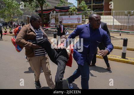 Nairobi, Kenya. 07th avril 2022. Des policiers en tissu simple arrêtent un activiste qui manifestait devant le Trésor national en raison de l'augmentation des produits alimentaires avant le secrétaire au trésor et à la planification, le départ d'Ukur Yatani pour le bâtiment du Parlement pour lire le budget de 2022-23 d'une valeur de 3,31 mille milliards. Crédit : SOPA Images Limited/Alamy Live News Banque D'Images