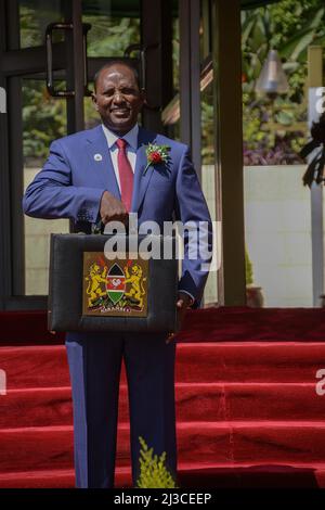 Nairobi, Kenya. 07th avril 2022. le secrétaire au trésor et à la planification, Ukur Yatani, pose une photo devant son bureau avant de partir pour le Parlement pour la lecture du budget 2022-2023, pour une valeur de 3,31 billions de shillings kenyans. Crédit : SOPA Images Limited/Alamy Live News Banque D'Images