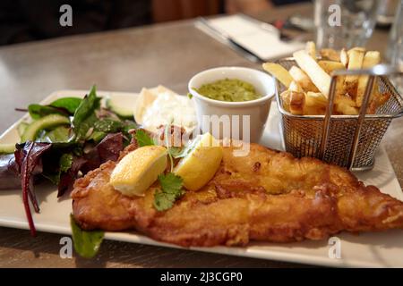 fish and chips in gastropub the cobblers bar westport county mayo république d'irlande Banque D'Images
