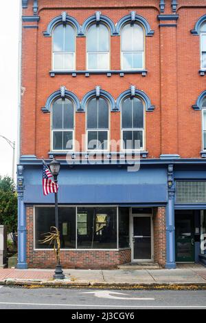 Façades de magasins et bâtiments aux couleurs vives dans la rue principale historique de la ville d'Augusta, Maine, États-Unis Banque D'Images