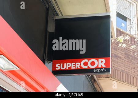 VALENCE, ESPAGNE - 07 AVRIL 2022 : Supercor est une chaîne de supermarchés appartenant au groupe El Corte Ingles Banque D'Images