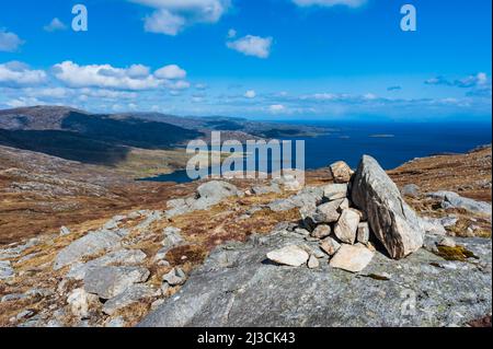 Cairn sur Beinn Tarsuinn au-dessus de Molinininish sur la côte est de l'île de Harris, en Écosse Banque D'Images