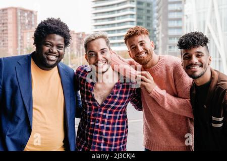 Groupe d'amis branchés divers s'amuser en plein air - diversité et personnes multiraciales - Focus sur l'homme gay non binaire Banque D'Images