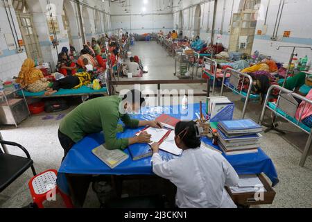 Dhaka, Bangladesh - 06 mars 2022 : les médecins et les infirmières de Dhaka Medical fournissent régulièrement des services médicaux aux patients plusieurs fois de plus Banque D'Images