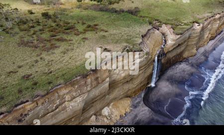 Vue aérienne de la chute d'eau sur la falaise de Golovinsky sur l'île de Kunashir, les îles Kuril, Russie. Banque D'Images