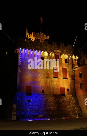 Cagnes sur Mer, France - 2 mars 2022 : le Château Grimaldi au Haut de Cagnes s'illumine de nuit en solidarité avec les couleurs du drapeau ukrainien. Banque D'Images