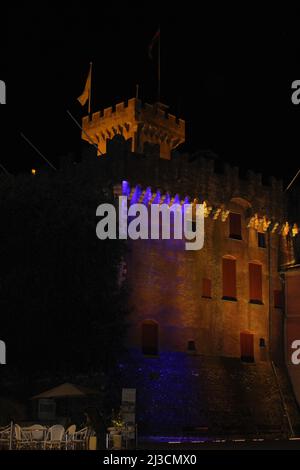 Cagnes sur Mer, France - 2 mars 2022 : le Château Grimaldi au Haut de Cagnes s'illumine la nuit en solidarité avec les couleurs du drapeau ukrainien. Banque D'Images