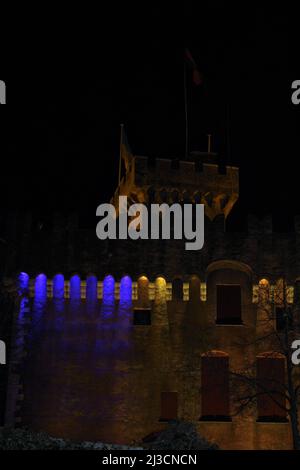 Cagnes sur Mer, France - 2 mars 2022 : le Château Grimaldi au Haut de Cagnes s'illumine la nuit en solidarité avec les couleurs du drapeau ukrainien. Banque D'Images