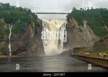 Montmorency Falls se jette dans le fleuve Saint-Laurent au-dessus de Québec, Québec, Canada. Banque D'Images