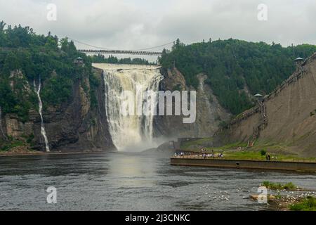 Montmorency Falls se jette dans le fleuve Saint-Laurent au-dessus de Québec, Québec, Canada. Banque D'Images