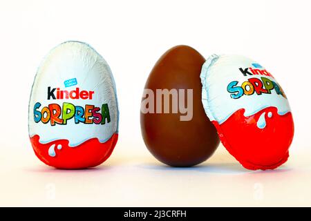 Œufs Kinder surprise Chocolate. Kinder surprise est une marque italienne de produits alimentaires de Ferrero Banque D'Images