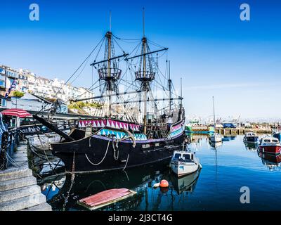 La réplique pleine grandeur du Golden Hind, le célèbre galléon de Sir Francis Drake, qui est amarré en permanence dans le port de Brixham, Devon. Banque D'Images