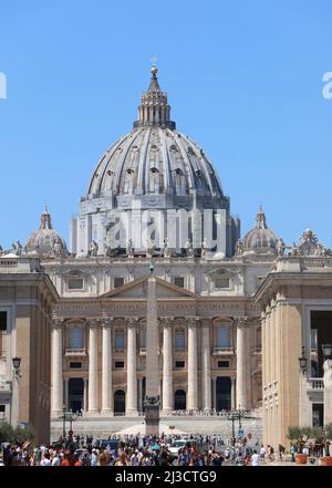 Vatican, va, Vatican - 16 août 2020 : dôme de la basilique Saint-Pierre vue de LA VIA DELLA CONCILIAZIONE à Rome Italie et gens Banque D'Images