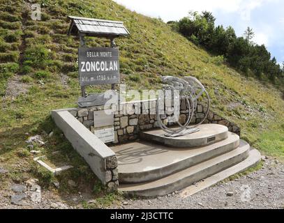 Ovaro, UD, Italie - 21 août 2021 : moment moderne consacré à la course de vélo dans la montagne de Zoncolan Banque D'Images