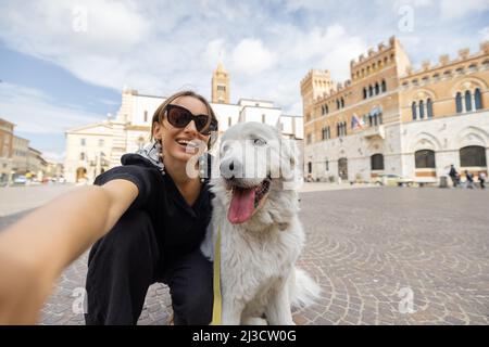 Femme avec chien dans la ville de Grosseto le centre de la région de Maremme en Italie Banque D'Images