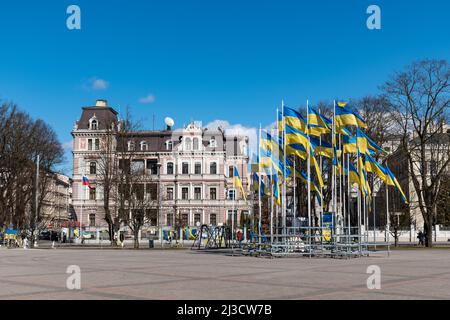 Des drapeaux ukrainiens agitant devant l'ambassade de Russie à Riga, en Lettonie, pour protester contre la guerre en Ukraine Banque D'Images