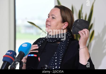 Düsseldorf, Allemagne. 07th avril 2022. Ursula hein-Esser (CDU), ministre de l'Environnement de la Rhénanie-du-Nord-Westphalie, annonce sa démission de son poste ministériel avec effet immédiat. Le politicien a été soumis à des pressions croissantes en raison d'un séjour à Majorque pendant la catastrophe de l'inondation en juillet 2021. Credit: Roberto Pfeil/dpa/Alay Live News Banque D'Images