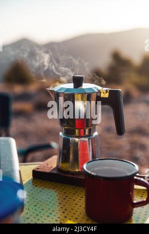 Café filtre de moka pot près de la tasse en étain pour le petit déjeuner dans la nature Banque D'Images