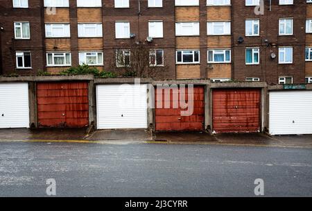 Une succession de conseil avec des logements sociaux dans des blocs de tours et des rangées de garages désutilisés dans le nord de l'Angleterre pendant la mise à niveau du gouvernement britannique Banque D'Images