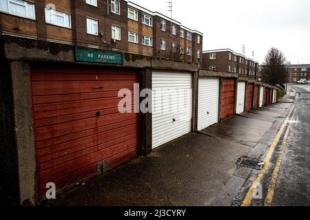 Une succession de conseil avec des logements sociaux dans des blocs de tours et des rangées de garages désutilisés dans le nord de l'Angleterre pendant la mise à niveau du gouvernement britannique Banque D'Images