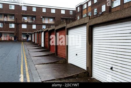 Une succession de conseil avec des logements sociaux dans des blocs de tours et des rangées de garages désutilisés dans le nord de l'Angleterre pendant la mise à niveau du gouvernement britannique Banque D'Images