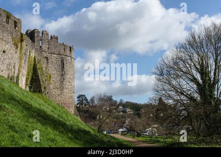 Château de Chepstow illustrant ses tours, ses tourelles, ses fortifications et ses espaces de vie. Présentation : la tour de Marten. Banque D'Images
