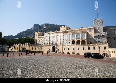 Vue extérieure de la place du Palais à Monaco. Le Palais du Prince de Monaco est la résidence officielle du Prince souverain de Monaco. Albert II OLY, fils du Prince Rainier III et de Grace Kelly est le prince souverain de Monaco et chef de la Maison de Grimaldi. Banque D'Images